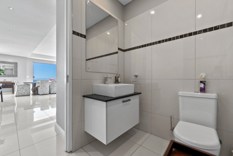 To Let 4 Bedroom Property for Rent in Fresnaye Western Cape